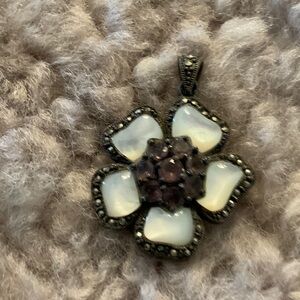Elegant Floral Pendant Necklace Mother of Pearl 🌹🌸 Sterling Silver 🌸🌹